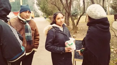 Masa caldă pentru oamenii străzii. Câteva studente gătesc săptămânal pentru persoanele fără adăpost