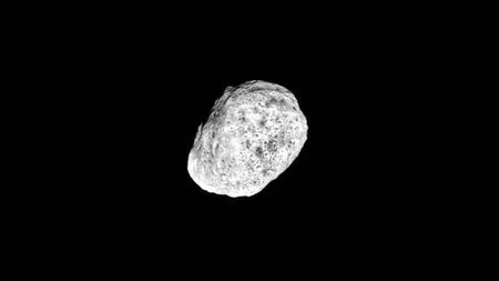 Hyperion, haotica lună a lui Saturn, fotografiată de sonda Cassini