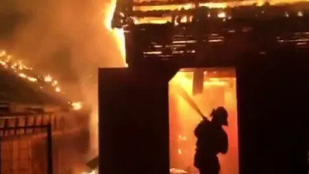 Incendiu violent, femeie găsită moartă la uşă