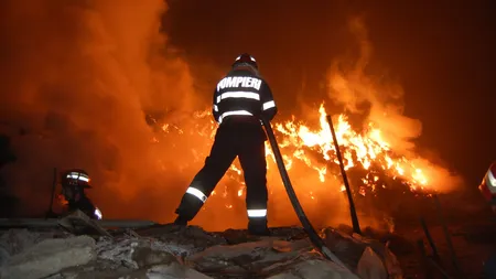 Incendiu puternic în Capitală. Un bărbat a fost rănit