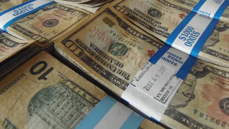 Ce face un bărbat aflat la birou, când află că a câştigat 10 milioane de dolari la loto. Reacţia sa face toţi banii VIDEO