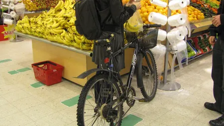 Un tânăr a intrat cu bicicleta în mall, la Târgu Jiu. Imagini incredibile, paznicii l-au urmărit prin tot complexul VIDEO