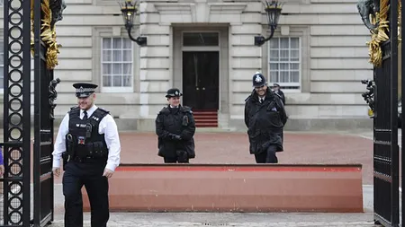 Măsuri de securitate sporite la Palatul Buckingham. Sunt posibile atentate teroriste