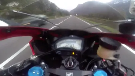 Goană nebună pe autostradă. Un motociclist se filmează în timp ce merge cu aproape 300 km pe oră VIDEO