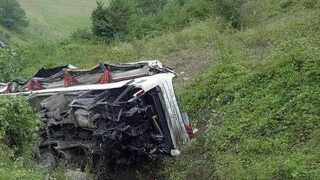 ACCIDENT grav: 13 morţi după ce un autobuz a căzut în râpă