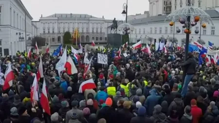 Protestele în Polonia continuă. Oamenii sunt revoltaţi de planurile de restricţionare a libertăţii presei