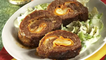 Reţeta zilei: Ruladă de carne tocată cu brânză