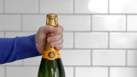Tu ştii să deschizi corect şampania? Iată ce trebuie să faci să nu i se piardă calităţile VIDEO