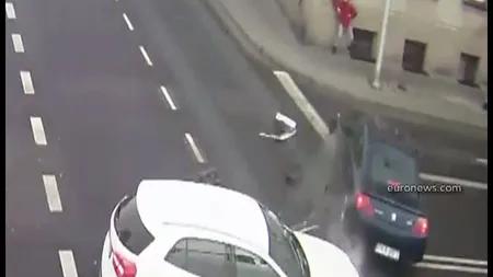 Cel mai norocos om din lume. Pieton salvat de stâlp VIDEO