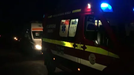 Atac sângeros, în plină stradă. Doi tineri, înjunghiaţi în faţa unui bar VIDEO