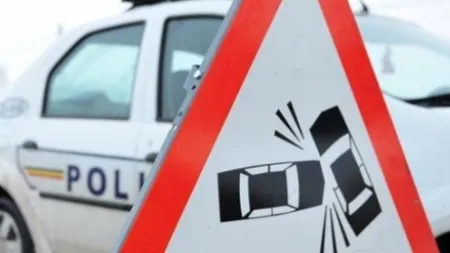 Trafic blocat peste două ore pe DN6, din cauza unui accident în care au fost implicate trei maşini. Două persoane au murit