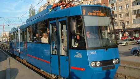 Două linii de tramvai din Capitală, BLOCATE din cauza unei maşini care a rămas pe şine. Ce măsuri a luat RATB UPDATE