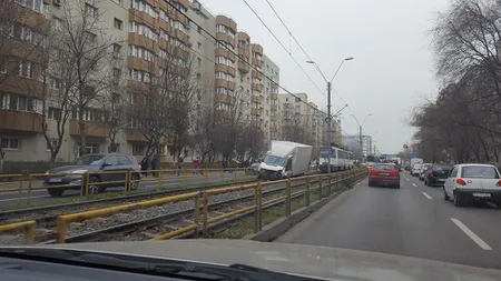 Linia tramvaiului 41, blocată din cauza unui accident. O dubă a intrat pe calea de rulare