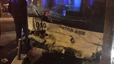 Cinci persoane, rănite după ce autoturismul în care se aflau a fost lovit de un troleibuz