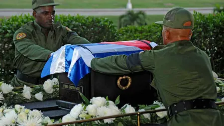 Fidel Castro s-a oprit pe ultimul drum. Maşina care transporta urna cu cenuşa lui s-a defectat