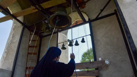 De ce vor bate clopotele la ora 12.00 în toată România