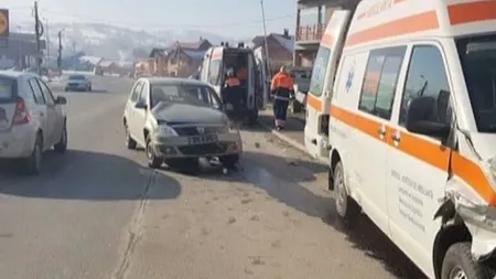 Ambulanţă lovită în plin de un şofer care nu i-a acordat prioritate în timp ce se afla în misiune