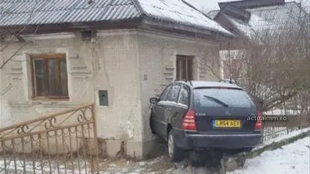 Accident în Maramureş. Un bărbat s-a trezit cu o maşină în casă după ce un şofer a pierdut controlul volanului