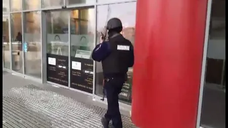 Alertă cu bombă la un mall din Cluj-Napoca. Sute de oameni au fost evacuaţi