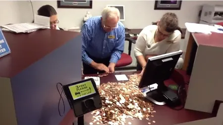 Un american a plătit o taxă la stat cu aproape 300.000 de monede. Vezi cu ce a cărat banii