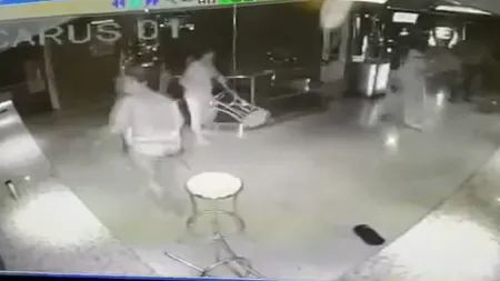 Clienţi bătuţi cu scaunele de ROMÂNCE GOALE într-un BORDEL. Bilanţul: Două femei arestate, trei bărbaţi la spital VIDEO