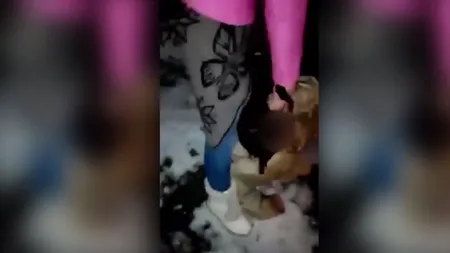 O fată de 14 ani, bătută şi umilită într-un parc din Craiova. Imaginile sunt greu de urmărit VIDEO