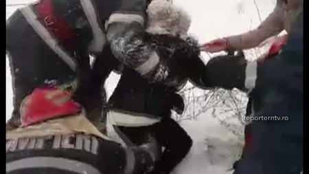 O fetiţă din Constanţa a căzut într-o canalizare acoperită de zăpadă VIDEO