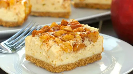 Desertul zilei: Cheesecake cu mere şi caramel