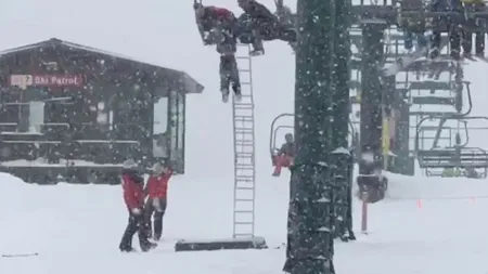Panică într-o staţiune montană. Un copil a rămas agăţat în telescaun doar în breteaua de la rucsac VIDEO
