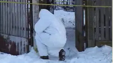 Bătrân găsit mort în casă, din cauza frigului. Mama sa a fost transportată la spital în şoc hipotermic