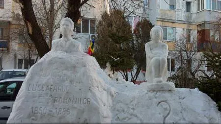 Un pensionar de 75 de ani din Galaţi a realizat un bust al lui Eminescu şi Cuminţenia Pământului din zăpadă îngheţată