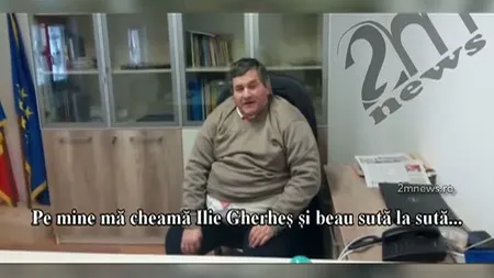 Noi imagini cu directorul de muzeu băut. Bărbatul a fost din nou filmat în timp ce se cinstea cu un viceprimar din judeţ