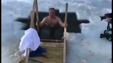 Imagini de senzaţie cu preşedintele Republicii Moldova! Igor Dodon a făcut baie la copcă VIDEO