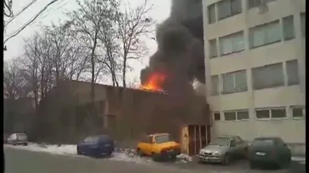 Incendiu violent la o fabrică din Botoşani. Pompierii au intervenit de urgenţă VIDEO