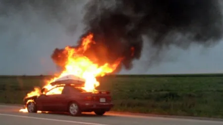 Maşină în flăcări pe A1. Traficul a fost oprit