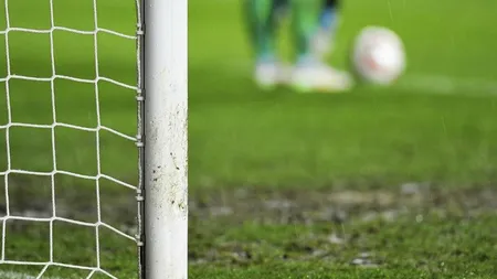 Cel mai scandalos gol al anului. Arbitrul a fost părtaş la întreaga acţiune VIDEO