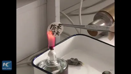 Invenţie epocală. Chinezii au fabricat hârtia rezistentă la foc şi apă VIDEO