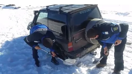 O familie cu un copil de trei ani rămasă, blocată cu maşina pe un drum din Munţii Bucegi