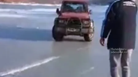 Distracţie inconştientă cu maşinile pe lacul îngheţat VIDEO