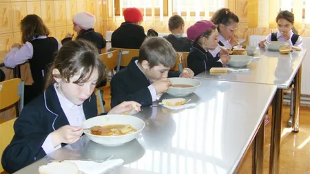 Masă CALDĂ pentru copii la şcoală. Ce vor mânca elevii din toamnă în loc de corn şi lapte