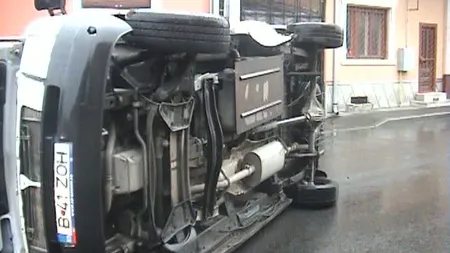Maşină plină cu bani răsturnată, 4 oameni răniţi. Val de accidente din cauza poleiului