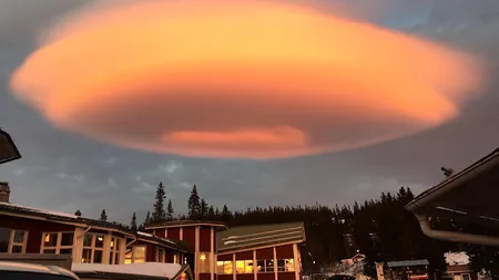 Au înmărmurit: O imensă farfurie zburătoare din nori a plutit deasupra unei staţiuni de schi din Suedia GALERIE FOTO