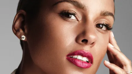 ALICIA KEYS s-a filmat în timp ce intră GOALĂ în cadă VIDEO