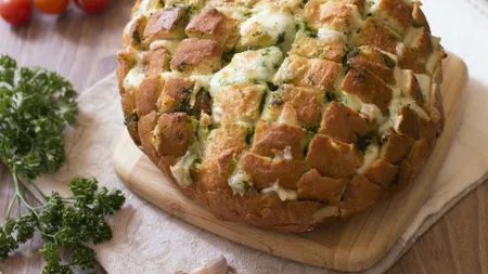 Pâine umplută cu cremă de unt, reţetă delicioasă pentru o zi de iarnă