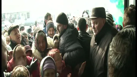 Scene halucinante la Craiova. Sute de oameni s-au călcat în picioare pentru tichete cadou VIDEO