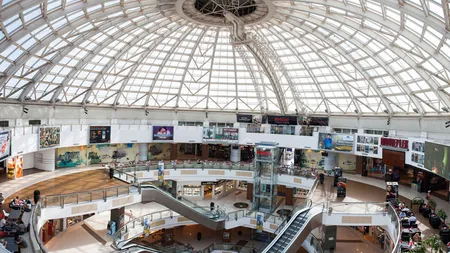 O femeie a căzut de la înălţime în interiorul unui centru comercial din Capitală şi a decedat la spital