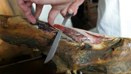 Într-o localitate din Slovenia, zăpada are gust de jambon. Câinii au înnebunit