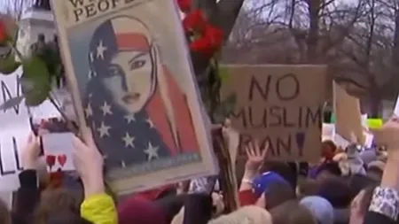 Mii de persoane au manifestat la Casa Albă împotriva decretului lui Trump cu privire la migraţie VIDEO