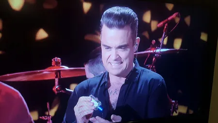 Robbie Williams, filmat în timp ce îşi curăţa mâinile cu gel antibacterian după ce a dat mâna cu fanii VIDEO