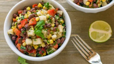 Salată de fasole cu pătrunjel, reţetă rapidă